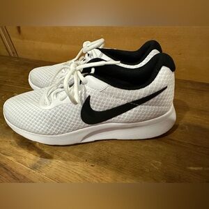 Women’s Nike Tanjun Running Shoe Size 10